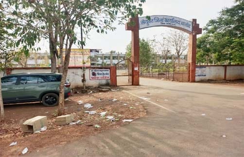 प्लास्टिक मुक्त बालोद अभियान के बीच संयुक्त कार्यालय परिसर में फैला प्लास्टिक कचरा