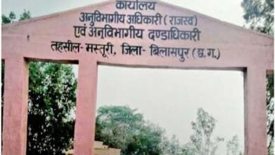 स्टे के बीच अनुविभागीय अधिकारी का चला बुलडोजर