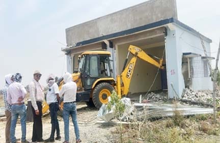 स्टे के बीच अनुविभागीय अधिकारी का चला बुलडोजर