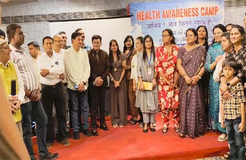 रायपुर होटल आदित्य में आयोजित “सेहत से समृद्धि” कार्यक्रम में पत्रकारों को सम्मानित करते अतिथि एवं आयोजक