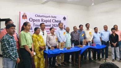 कोण्डागांव शतरंज प्रतियोगिता के उद्घाटन समारोह में मंच पर उपस्थित अतिथि और प्रतिभागी