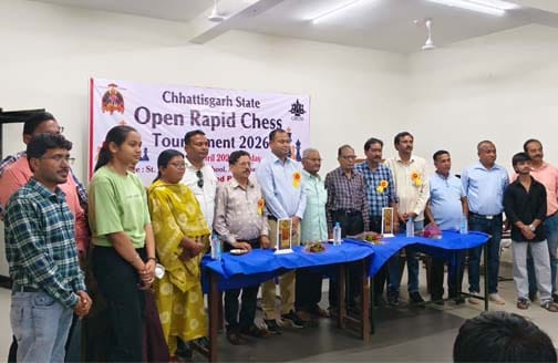 कोण्डागांव शतरंज प्रतियोगिता के उद्घाटन समारोह में मंच पर उपस्थित अतिथि और प्रतिभागी