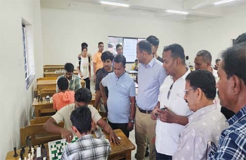 कोण्डागांव शतरंज प्रतियोगिता में मुकाबला खेलते खिलाड़ी
