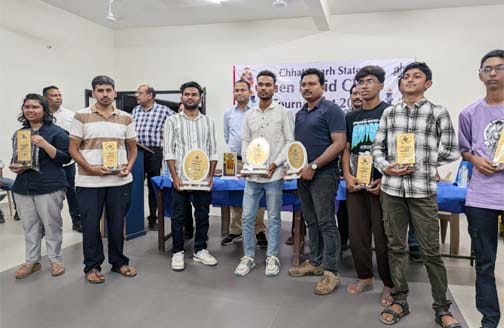 कोण्डागांव शतरंज प्रतियोगिता में विजेता खिलाड़ियों को सम्मानित करते अतिथि