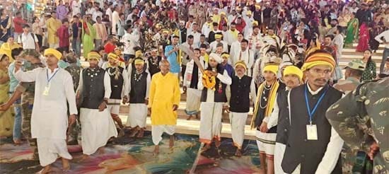 मां बम्लेश्वरी धाम में पारंपरिक पूजा के दौरान का दृश्य
