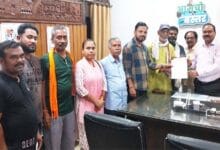 जगदलपुर में जन अधिकार मोर्चा द्वारा बसों में स्पीड कंट्रोलर लगाने की मांग को लेकर कलेक्टर को ज्ञापन सौंपते पदाधिकारी