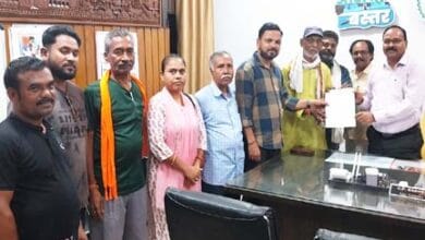 जगदलपुर में जन अधिकार मोर्चा द्वारा बसों में स्पीड कंट्रोलर लगाने की मांग को लेकर कलेक्टर को ज्ञापन सौंपते पदाधिकारी