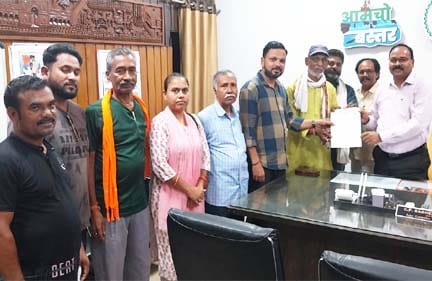 जगदलपुर में जन अधिकार मोर्चा द्वारा बसों में स्पीड कंट्रोलर लगाने की मांग को लेकर कलेक्टर को ज्ञापन सौंपते पदाधिकारी