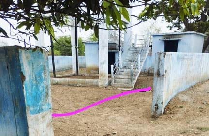 रोहिणा गांव में जल जीवन मिशन के तहत निर्मित अधूरी पानी टंकी परिसर, जहां पेयजल व्यवस्था शुरू होने का अब भी इंतजार है