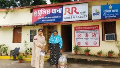 आबकारी बनाम पुलिस विभाग बहस के बीच रायपुर में अवैध शराब के साथ गिरफ्तार महिला आरोपी।