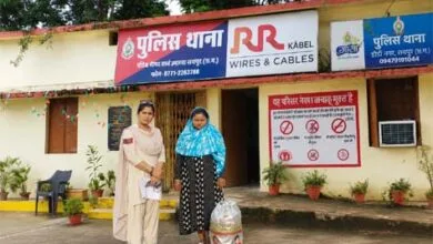 आबकारी बनाम पुलिस विभाग बहस के बीच रायपुर में अवैध शराब के साथ गिरफ्तार महिला आरोपी।