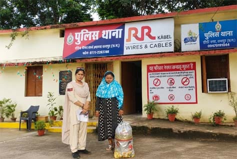 आबकारी बनाम पुलिस विभाग बहस के बीच रायपुर में अवैध शराब के साथ गिरफ्तार महिला आरोपी।