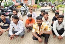 टिकरापारा थाना क्षेत्र में विशेष अभियान के दौरान कार्रवाई के बाद बैठे संदिग्ध युवक।