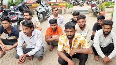 टिकरापारा थाना क्षेत्र में विशेष अभियान के दौरान कार्रवाई के बाद बैठे संदिग्ध युवक।