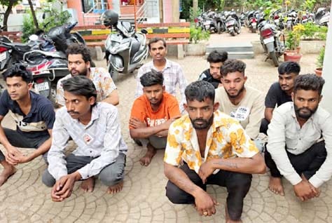 टिकरापारा थाना क्षेत्र में विशेष अभियान के दौरान कार्रवाई के बाद बैठे संदिग्ध युवक।