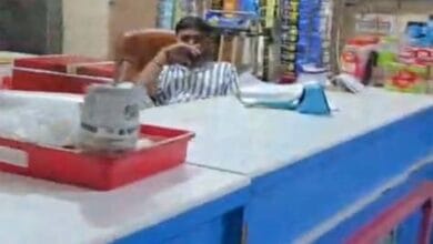 भाठागांव स्थित रेडी टू इट चिकन दुकान के काउंटर