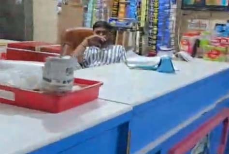 भाठागांव स्थित रेडी टू इट चिकन दुकान के काउंटर