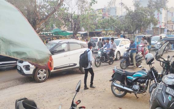 भाठागांव वार्ड में नाले के समीप स्थित हनुमान मंदिर और सड़क किनारे फैला फल बाजार, जिससे यातायात एवं अतिक्रमण की स्थिति दिखाई दे रही है।