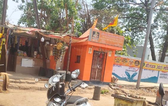भाठागांव वार्ड में नाले के समीप स्थित हनुमान मंदिर