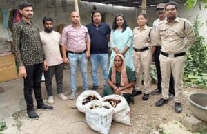 रायपुर आबकारी विभाग की कार्रवाई में जब्त 24.84 बल्क लीटर अवैध देशी मसाला शराब के साथ अधिकारी