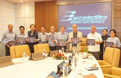 बीईएल में राजभाषा फिल्म में योगदान देने वाले अधिकारी को प्रशस्ति पत्र प्रदान करते हुए वरिष्ठ अधिकारी।