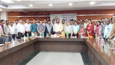 नवा रायपुर इंद्रावती भवन में संचालक विजय दयाराम के. के सम्मान में आयोजित विदाई समारोह में उपस्थित अधिकारी एवं कर्मचारी