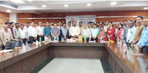 नवा रायपुर इंद्रावती भवन में संचालक विजय दयाराम के. के सम्मान में आयोजित विदाई समारोह में उपस्थित अधिकारी एवं कर्मचारी