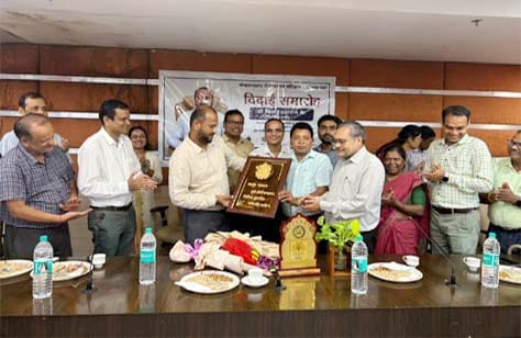 नवा रायपुर इंद्रावती भवन में संचालक विजय दयाराम के. के सम्मान में आयोजित विदाई समारोह में उपस्थित अधिकारी एवं कर्मचारी