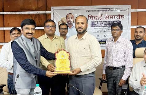 नवा रायपुर इंद्रावती भवन में संचालक विजय दयाराम के. के सम्मान में आयोजित विदाई समारोह में उपस्थित अधिकारी एवं कर्मचारी
