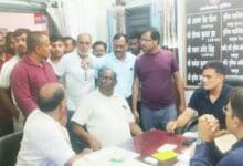 पत्थलगांव थाना परिसर में अमित पांडे और अग्रवाल समाज के लोगों के बीच विवाद के दौरान पुलिस बीच-बचाव करती हुई।