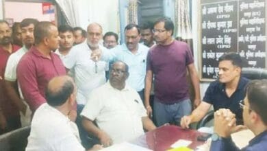 पत्थलगांव थाना परिसर में अमित पांडे और अग्रवाल समाज के लोगों के बीच विवाद के दौरान पुलिस बीच-बचाव करती हुई।