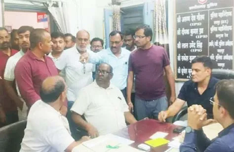 पत्थलगांव थाना परिसर में अमित पांडे और अग्रवाल समाज के लोगों के बीच विवाद के दौरान पुलिस बीच-बचाव करती हुई।