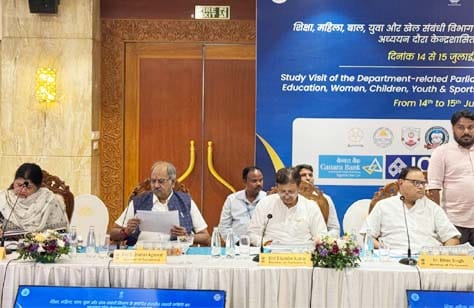 पुदुचेरी में संसदीय स्थायी समिति की बैठक में महिला सशक्तिकरण और CSR फंड पर चर्चा करते सांसद बृजमोहन अग्रवाल।