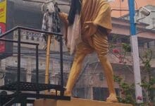 बंगाल में महात्मा गांधी की प्रतिमा के चेहरे पर काला कपड़ा डाला गया है। यह तस्वीर गांधी की प्रतिमा को लेकर उभरे विवाद और राजनीतिक असहमति का प्रतीकात्मक दृश्य दर्शाती है।