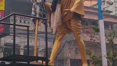 बंगाल में महात्मा गांधी की प्रतिमा के चेहरे पर काला कपड़ा डाला गया है। यह तस्वीर गांधी की प्रतिमा को लेकर उभरे विवाद और राजनीतिक असहमति का प्रतीकात्मक दृश्य दर्शाती है।
