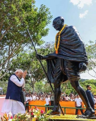 सेशेल्स में महात्मा गांधी की प्रतिमा के समक्ष प्रधानमंत्री नरेंद्र मोदी श्रद्धांजलि अर्पित करते हुए। यह दृश्य गांधी की वैश्विक विरासत और भारत की सांस्कृतिक कूटनीति को दर्शाता है।