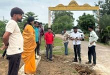 अकलवारा की नवनिर्मित पुलिया का निरीक्षण करतीं विधायक संगीता सिन्हा