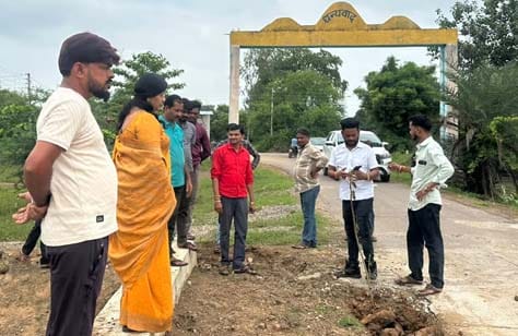 अकलवारा की नवनिर्मित पुलिया का निरीक्षण करतीं विधायक संगीता सिन्हा