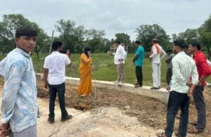 अकलवारा की नवनिर्मित पुलिया का निरीक्षण करतीं विधायक संगीता सिन्हा