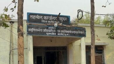 गुरूर तहसील कार्यालय में आय जाति निवास प्रमाण पत्र के लिए पालकों की दौड़भाग