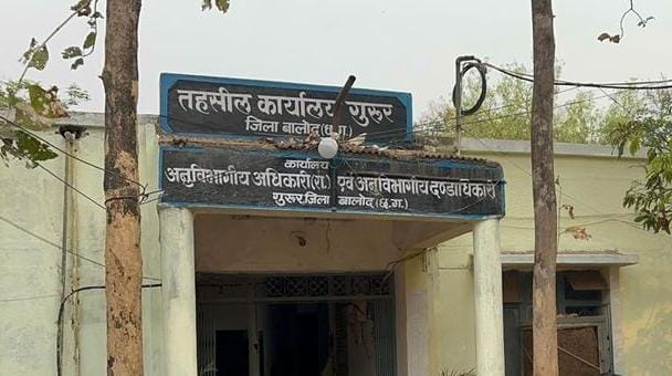 गुरूर तहसील कार्यालय में आय जाति निवास प्रमाण पत्र के लिए पालकों की दौड़भाग