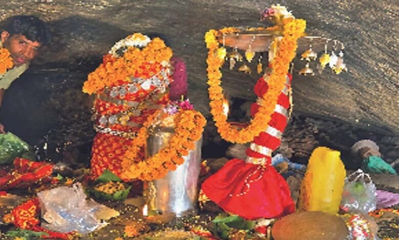 आलोर में मां लिंगेश्वरी की गुफा खुलने के बाद दर्शन के लिए उमड़े श्रद्धालु