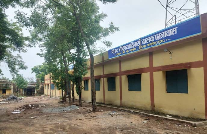 बालोद गुरूर के छात्रावास की दीवारों में उद्घाटन से पहले दिखाई दे रहा सीपेज