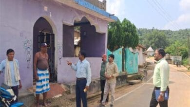 गुरूर में सोलर वाटर प्लांट का निरीक्षण करते जनपद CEO पन्ना लाल ध्रुवे