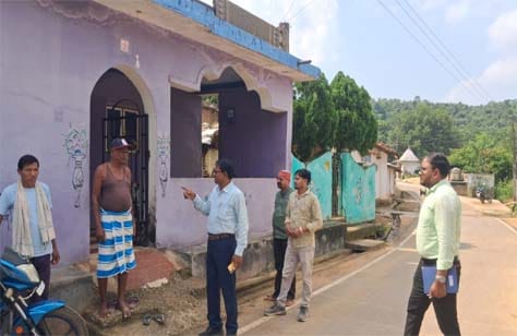 गुरूर में सोलर वाटर प्लांट का निरीक्षण करते जनपद CEO पन्ना लाल ध्रुवे