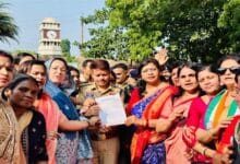 रायपुर में लोकतंत्र बचाओ सत्याग्रह के दौरान कांग्रेस कार्यकर्ताओं का प्रदर्शन