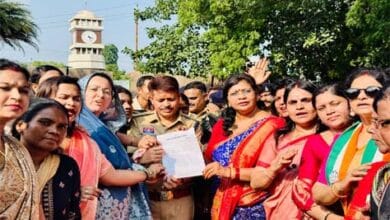 रायपुर में लोकतंत्र बचाओ सत्याग्रह के दौरान कांग्रेस कार्यकर्ताओं का प्रदर्शन