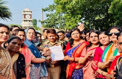 रायपुर में लोकतंत्र बचाओ सत्याग्रह के दौरान कांग्रेस कार्यकर्ताओं का प्रदर्शन