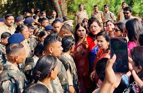 रायपुर में लोकतंत्र बचाओ सत्याग्रह के दौरान कांग्रेस कार्यकर्ताओं का प्रदर्शन