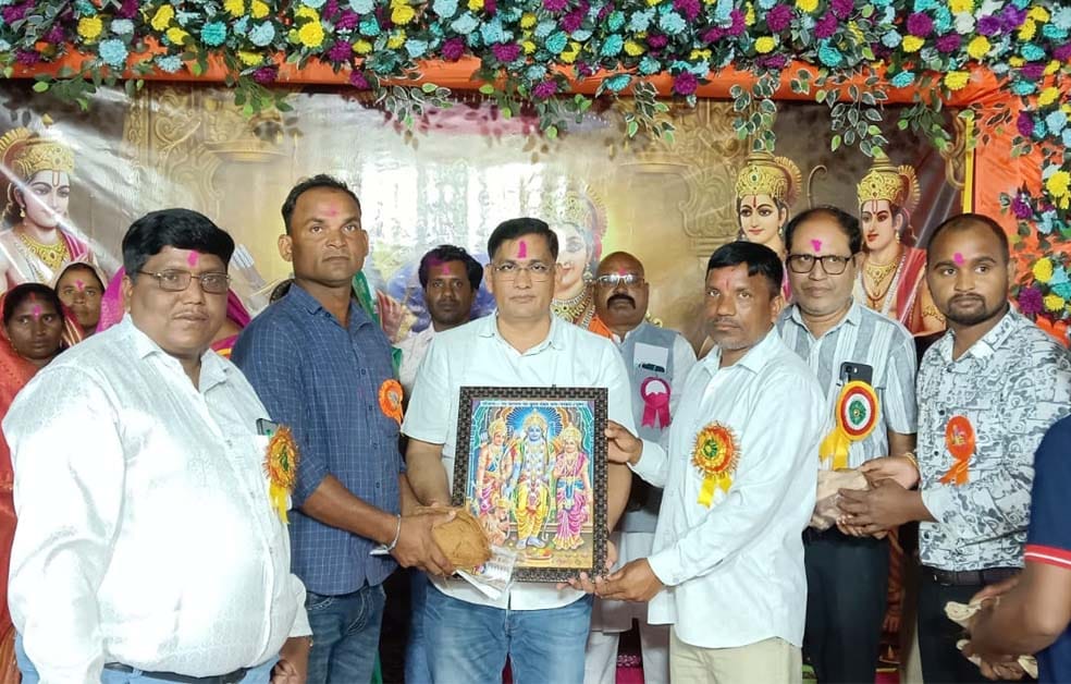 नरबदा मानस गान कार्यक्रम में किसानों की समस्याएं सुनती विधायक संगीता सिन्हा